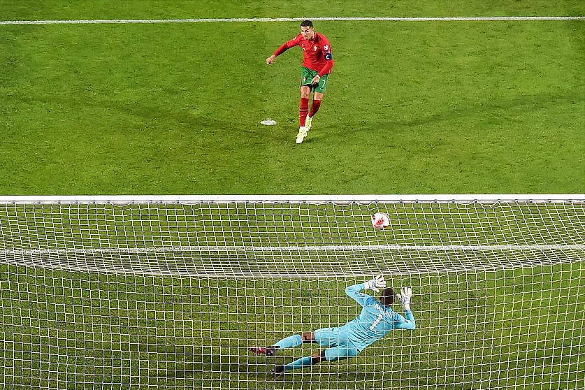 包含今晨马赛内部沟通——社区盾节点到来今夜纽卡斯尔迎来里程碑，C罗连续十五场比赛得分超过高光表现看傻球迷的词条